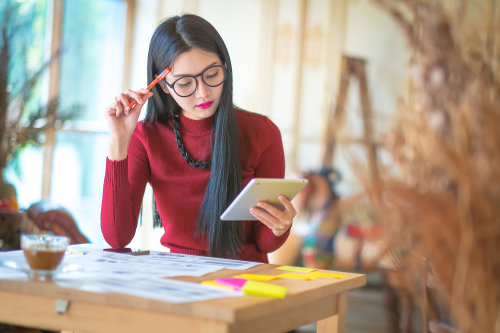 Entrepreneur using mobile device for business purposes