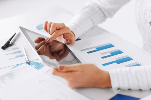 small business owner using mobile accounting apps