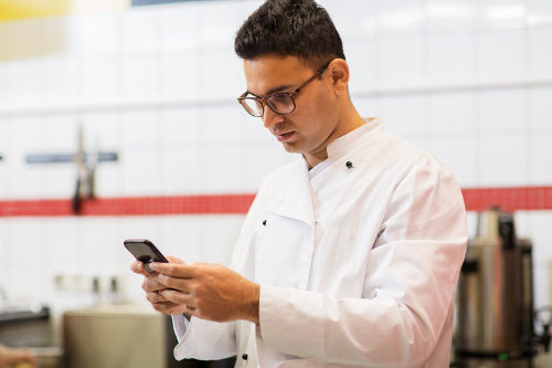 Restaurateur using employee scheduling app