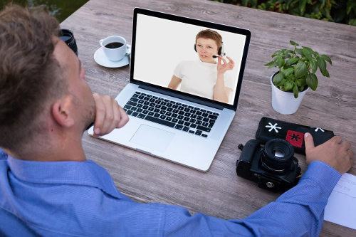 Talking with a customer via life streaming